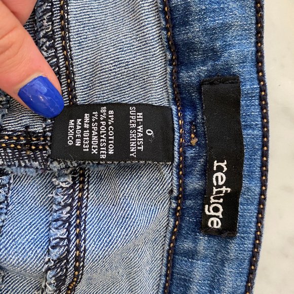 High waisted jeans with distressed knee - Picture 5 of 5